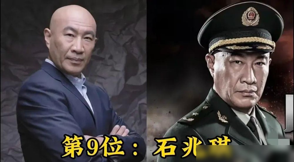 吴京穿上军装，那股子杀气是演不出来的，是拿命换的。
陈宝国的军装一上身，眼珠子一瞪，你就觉得他手里攥着千军万马。陈道明不用瞪眼，往那一站，空气都安静。石兆琪更绝，满脸横肉配军装，活脱脱从战场死人堆里爬出来的。张光北？楚云飞那身皮，穿出了旧军阀的体面。
这帮人没一个靠滤镜。脸上的褶子，眼里的血丝，
