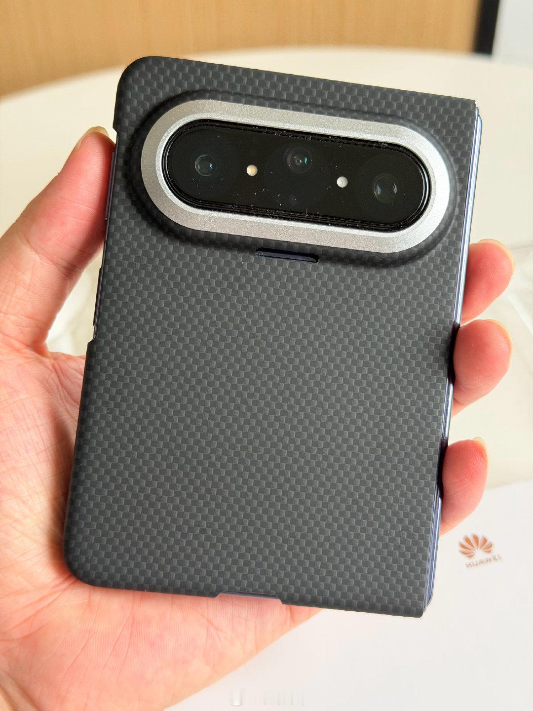 今年不打算买iPhone duo了，主要原因是太重，套个壳手腕吃不消，华为puraxmax已经超出我的极限了，没想到duo更离谱🫪#iPhoneDuo支持手写笔被指违背祖训# ​