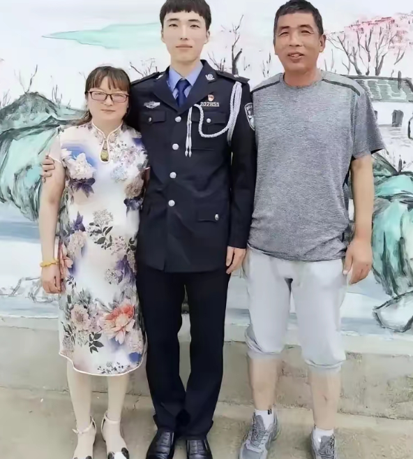 江苏一位女子，儿子因公牺牲，她伤心欲绝，每天以泪洗面。2022年一天，她在商场突然看到儿子身影，心怦怦直跳，猛扑过去一把抓住他，问是不是你回来了。年轻人抬起头，露出一张陌生却让她心脏骤停的脸。她松开手，往后退了一步，声音哑着说认错人了。年轻人摇摇头说没关系。

主要信源：（环球网——“孩子，你长得特