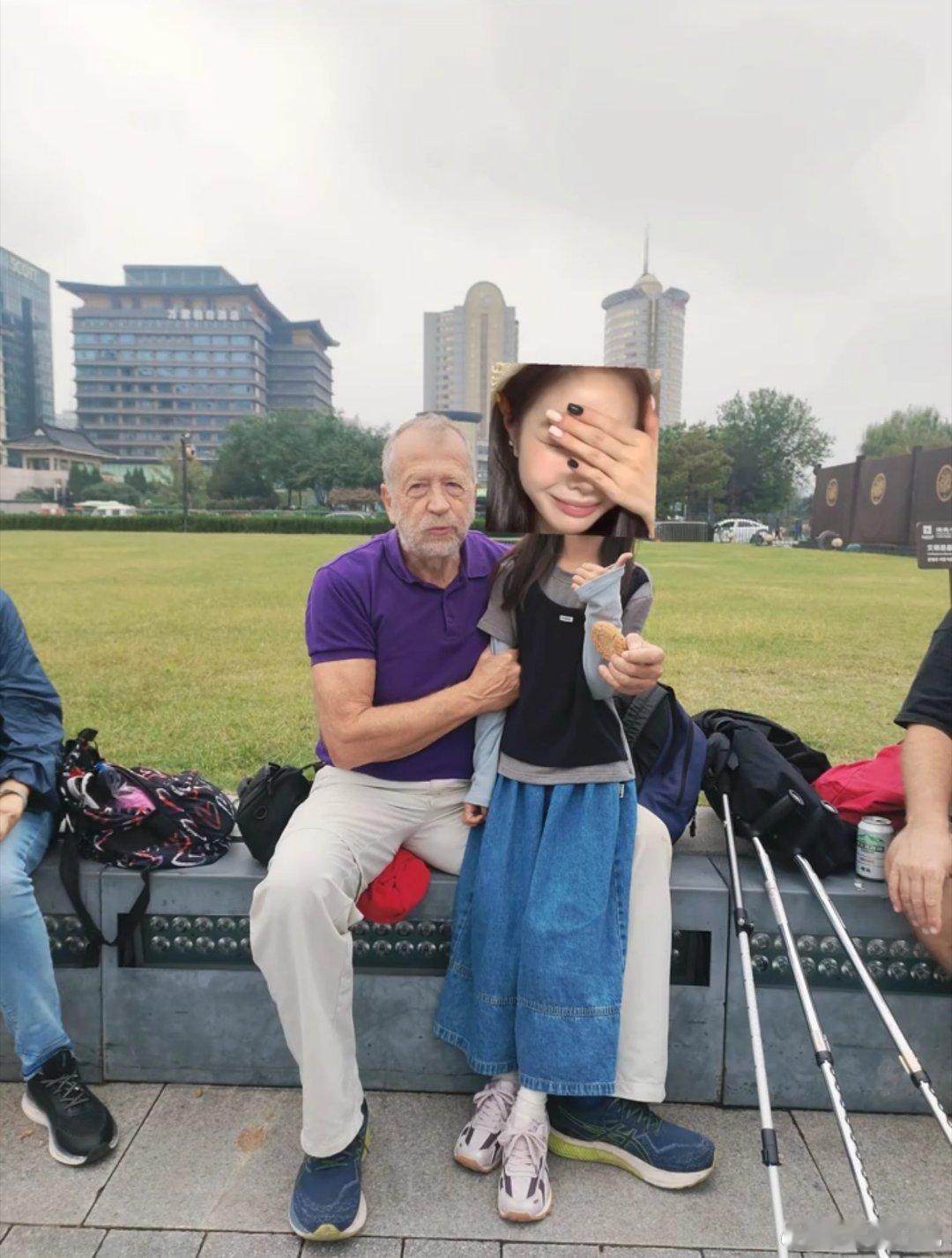 当代集美真的优秀！4岁男生无意碰了一下被诬陷性骚扰，却主动坐到外国老头腿上合影…… ​