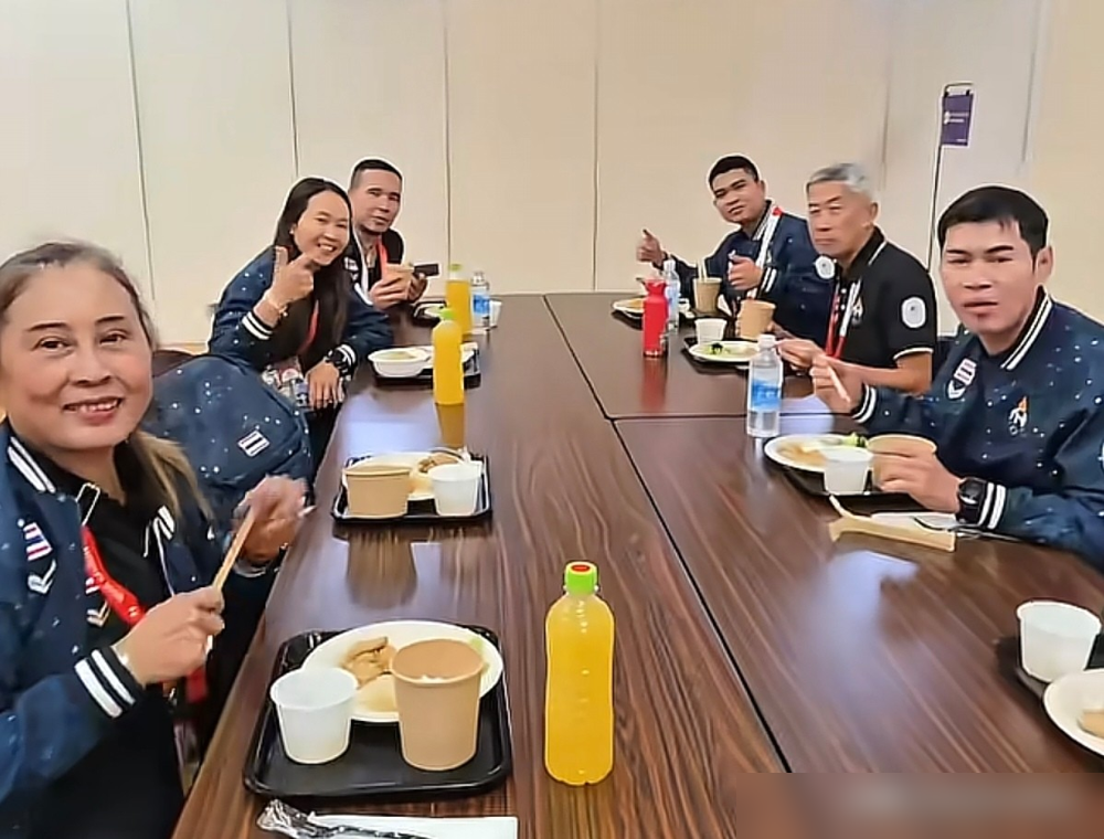 名古屋亚运这饭，泰国主教练直接开拍吐槽，一份饭就一小杯米饭加三块鸡肉，西兰花和卷心菜只能二选一。
运动员一天训练量多大？这点热量连热身都不够烧。
泰国队自己掏钱出去吃，中国队更狠，王励勤直接把自热火锅和中式配餐提前备好了。
孙颖莎他们住在邮轮上，单程去球馆一个半小时。她倒想得通透，别上错班车就