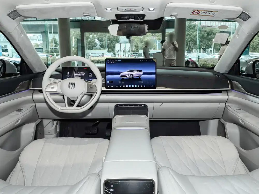 别克至境 L7 纯电版 8 月正式登陆市场，品牌中大型纯电 SUV。

外观延续别克全新电动化设计语言，封闭式格栅搭配像素化智能大灯，灯光支持多种动态交互模式。

车身提供五座、六座两种布局，车内空间针对国内家庭需求优化。动力搭载前后双电机四驱系统，电池提供两种容量，CLTC 续航最高 685km，支持大 ​