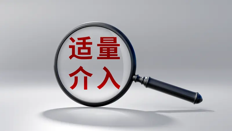 聊自媒体粉丝最多的是谁，其实不同平台不同时段的榜单差得特别大，根本没有个定死的第一。
就说2022年的抖音，当时刘畊宏靠居家健身直播一年狂涨6914.7万粉，风头正盛，转头疯狂小杨哥就靠整活加直播带货把粉丝干到破亿，稳坐个人账号头部，同期东方甄选靠双语带货一年也涨了近290