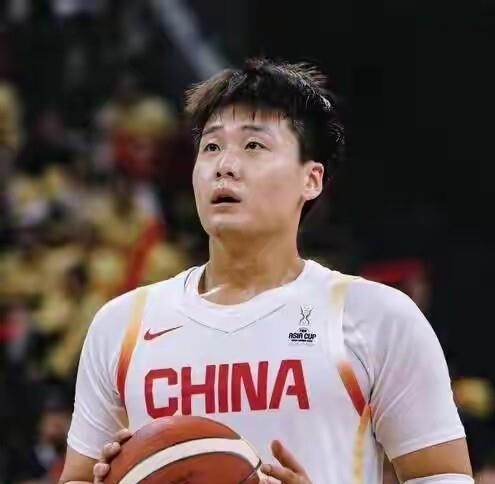 赵睿周琦张镇麟徐杰林葳郭昊文集体落选亚运会，胡明轩大概率接替赵睿出任新队长，这届中国男篮的14人名单一出来直接炸了锅。
训练馆里的球鞋摩擦声和篮球砸地声还没散干净，廖三宁庞峥麟李弘权这些年轻人就凭着夏天集训的拼劲挤进了大名单，而杨瀚森因为要赶回美国备战NBA新赛季只能跟国家队说声抱歉，高诗岩王浩然徐