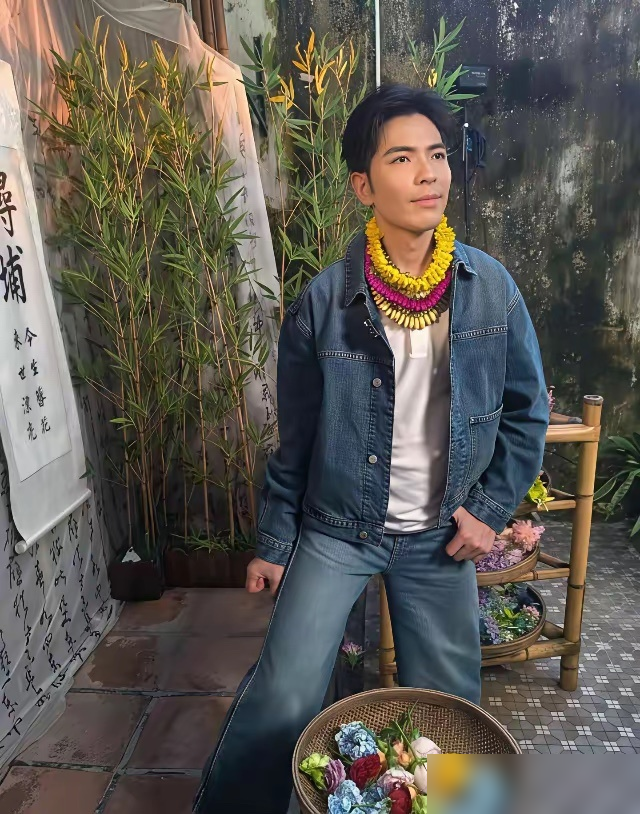 萧敬腾一脑袋花，蹲在泉州老厝前咧嘴傻笑，旁边他老婆正跟阿婆研究簪花怎么戴才不歪。
这画面谁见过？舞台上嘶吼的雨神，回老家秒变听话小弟。
林有慧全程张罗，萧敬腾就负责跟在后面乐，眼神没离开过老婆半秒。网友路透里十张照片，九张他在笑看Summer。
两人穿的随意，牛仔配花串，站蚵壳厝墙根底下，跟村