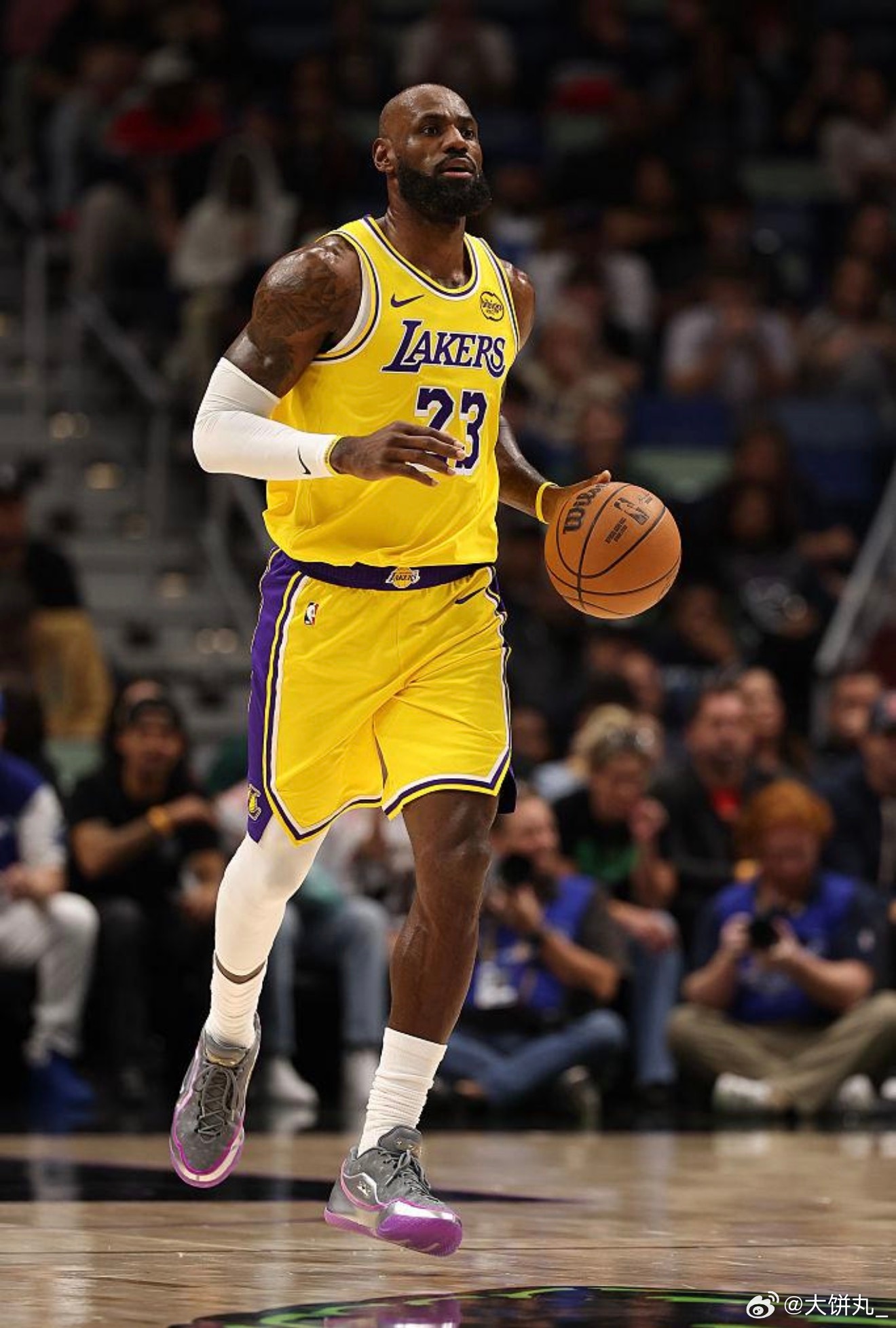 詹姆斯真正恐怖的地方，已经不只是篮球了！

他早在2022年就成为NBA历史首位现役亿万富翁。从球员薪资、耐克终身合同，到投资、影视娱乐和商业版图，老詹把“球星变现”做到了另一个级别。

球场上冲历史第一，场外同样建立自己的商业帝国，这才是詹姆斯最难复制的地方。

 ​