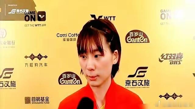 “是不是队友让球？”话筒怼到脸上的那一刻，空气都冻住了。
​陈熠连眼皮都没抬，甩出一句，比赛就是比赛，谁站对面都得认真打。刚赢下袁嘉楠，汗还没擦干，这盆脏水就泼了过来。
​她没闲工夫打嘴仗。转头就在赛场一天连打三场，全胜。混双刚输完，抹把脸，女双直接杀进四强。前阵子排名掉出前十，硬 ​