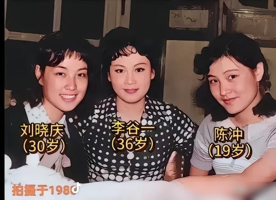 这照片放现在，修图师得集体失业。
赵丽蓉跟吴奇隆苏有朋同框，六小龄童搂着成龙肩膀，邓丽君旁边站着林青霞。没滤镜没精修，脸上褶子、眼里光，全是真的。
最绝的是小王宝强，跟释小龙站一块，土得掉渣，笑得没心没肺。谁能想到，这孩子后来能导《狠家伙》，拍纽约唐人街黑帮群像。
如今他穿西装戴细框眼镜，牵着