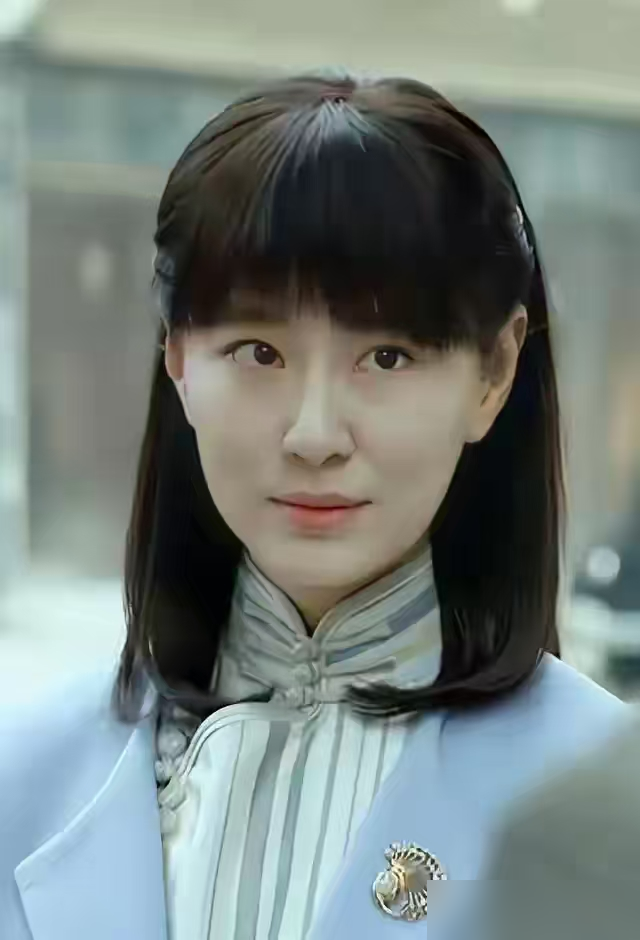 锁骨折了打七根钢钉，拍完《伪装者》被骂了十年最惨女主。
王乐君演程锦云，观众骂她面瘫、拖后腿，跟宋轶演的于曼丽一比，简直不能看。可没人知道，她拍那场火车奔跑戏，脚下一滑直接摔断锁骨，胡歌跟着跌倒压在她伤处。
医生开刀，七根钢钉钉进去。住院不到三周，剧组催命一样把她拉回片场。后半程戏，她靠轮椅和止