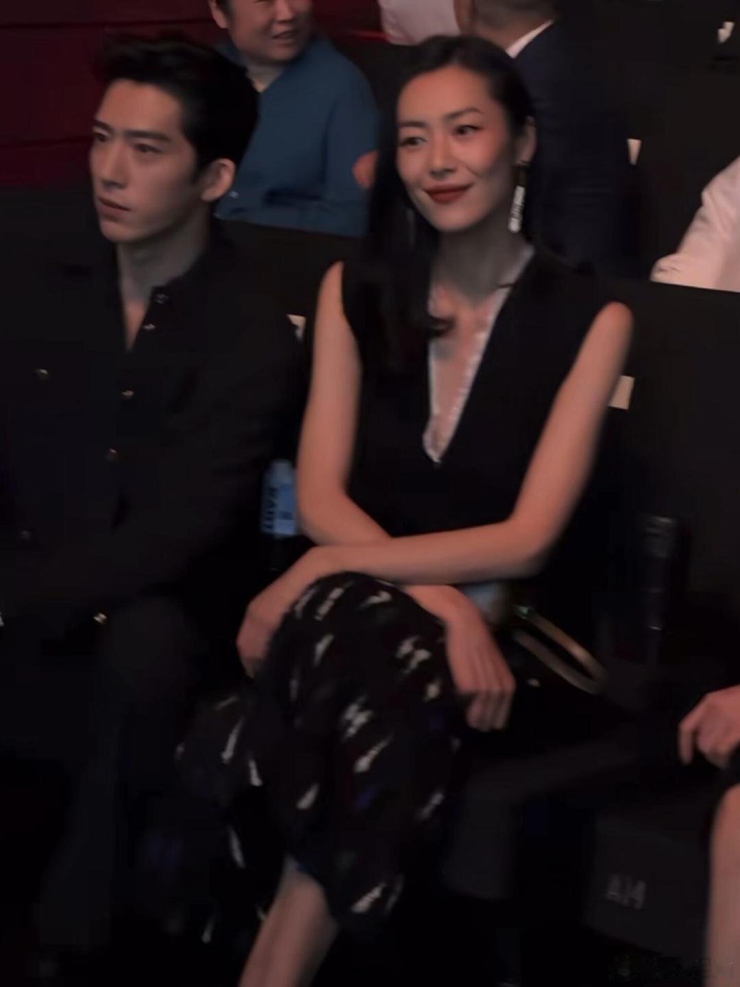 谁被刘雯井柏然同框戳中了！
真 CP 的松弛感，演技都模仿不来✨
#井柏然刘雯 大大方方#
脱离角色滤镜，
现实里小井乖乖跟班的模样太好磕！

#松弛感##井柏然##刘雯# ​