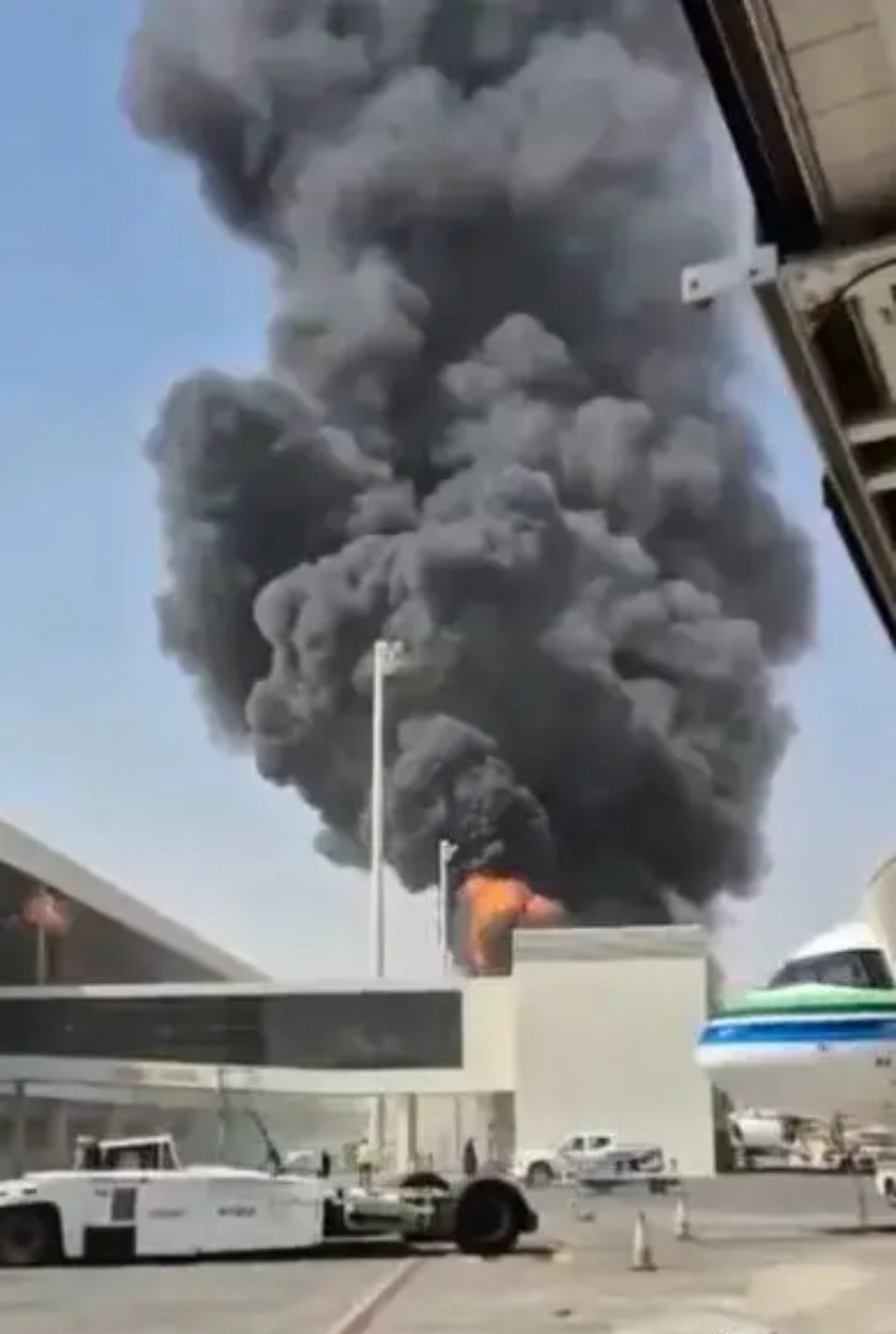 沙特机场遭导弹袭击，12人死亡。这充分说明：没实力，在国际社会上想两头通吃是不可能的，中等国家必须做出选择，不能骑墙。你不想表态，或者你的表态含含糊糊，那就会有人逼着你表态。而一旦站错队，或者你原本的大哥江河日下，保不住你。那你就要考虑今后的日子该怎么过了。更为严重的是，所谓的远交 ​