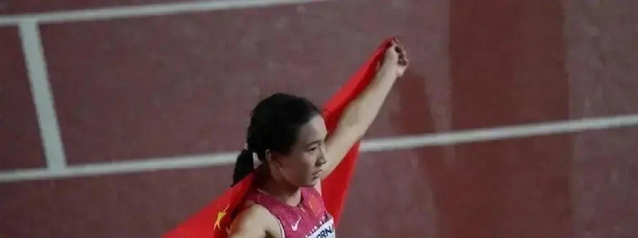 亚运榜单吵翻了：17岁陈妤颉11秒06喊“我出息啦”只排第二，19岁张展硕连赢7金拿第一却没人聊，你看懂了吗
17岁的陈妤颉在百米决赛跑出11秒06，刷新亚运纪录，冲线后对着镜头喊出“爸爸妈妈，我出息啦”，评论区瞬间沸腾，可她只排第二。而19岁的张展硕，8个项目拿下7枚金牌，追平尘封44年的单届个人