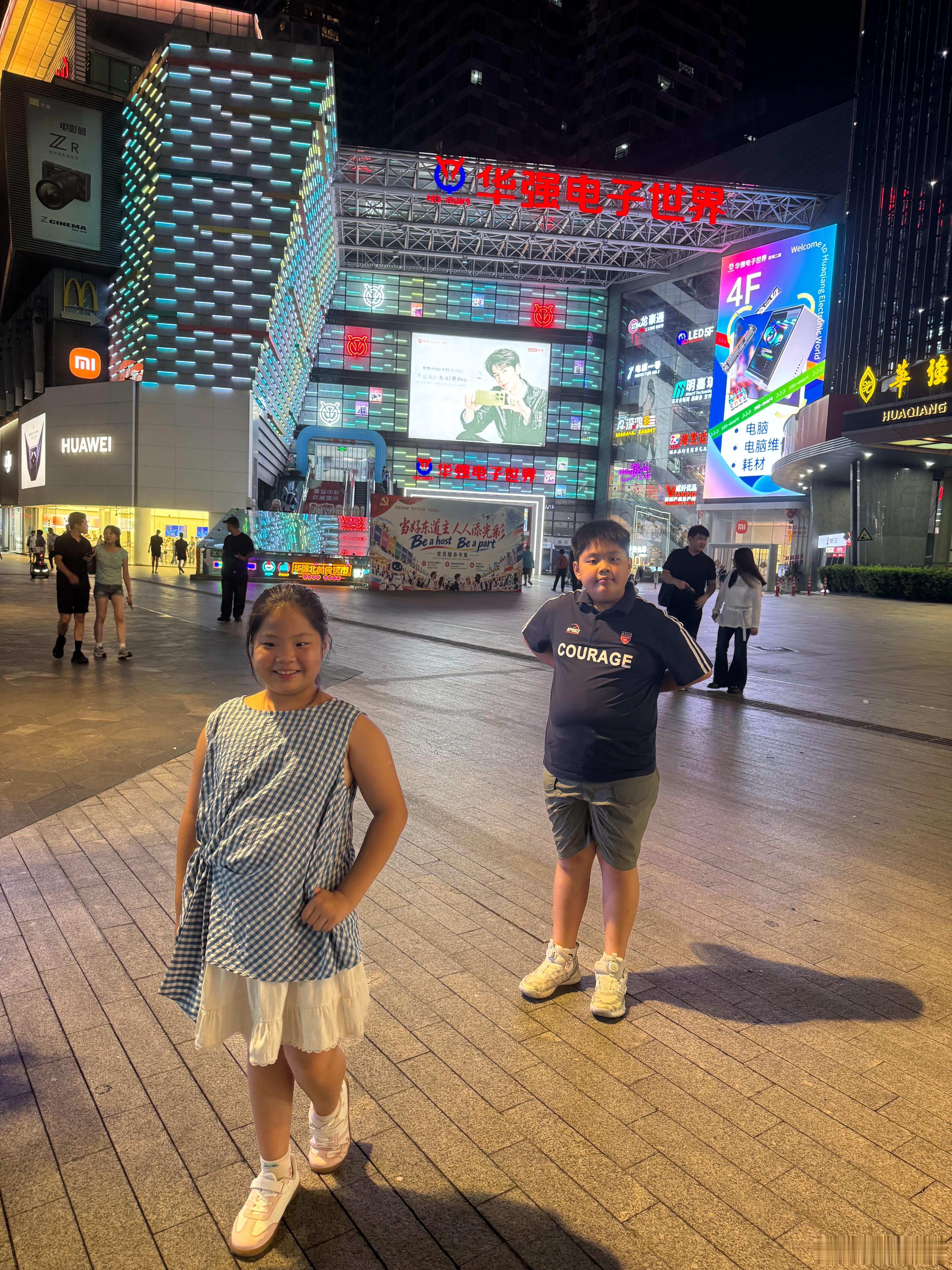 深圳满满的一天，大疆天空之城去了、万象城巨人展看了、萝卜快跑无人车坐了、粥底火锅吃了、灯光秀看了、华强北去了、“亚洲之眼”合影了。  ​