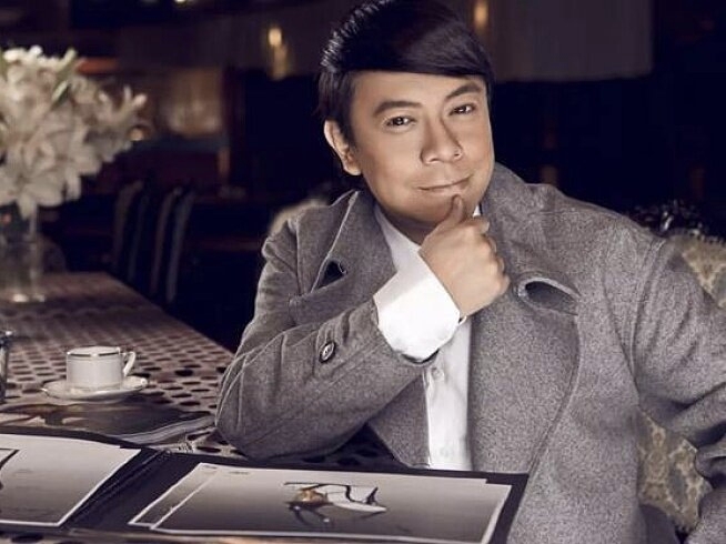 李诞曾经这样评价蔡康永，他是世家出身，无论智力水平，生活环境，还是知识储备，他都非常有资格存在优越感的，综艺节目里也完全可以用气势压你，但是他没有，他是沙发人格，跟他讲话就是很舒服，而且看不出任何压抑自己的痕迹…

蔡康永父亲蔡天铎是民国上海船业大亨，五十岁时老来得子有了蔡康永，蔡本身家族底蕴就很厚