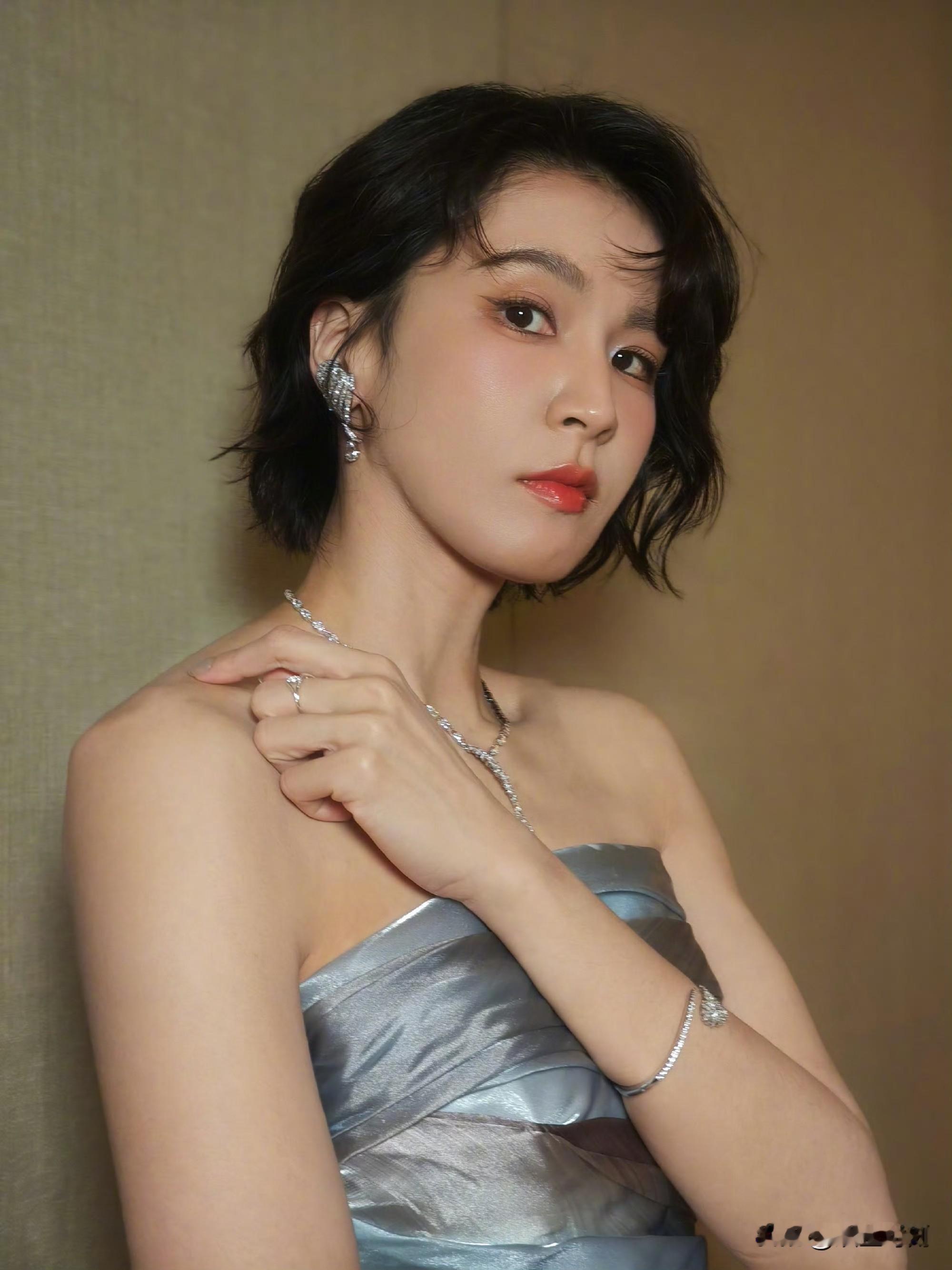 曾沛慈短发搭配精致礼裙，尽显独特个人魅力