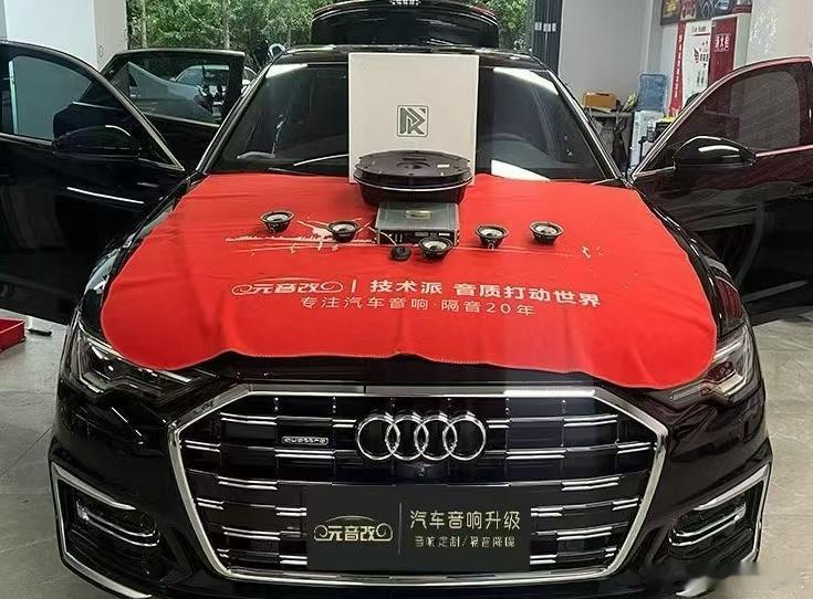 奥迪A6L音响升级

姐妹们！原车音响越听越寡淡？？
终于对我的A6L下手了！！这套改装方案简直绝绝子，音质直接起飞🛫

✅麻盆中高音中置位安装
人声瞬间立起来了！像歌手就站在仪表台C位唱歌，细节多到炸裂🎤

✅麻盆中音前门中音位
中频厚度拉满，男声磁性女声甜润，不再是单薄的纸片音！

✅劲浪 ​
