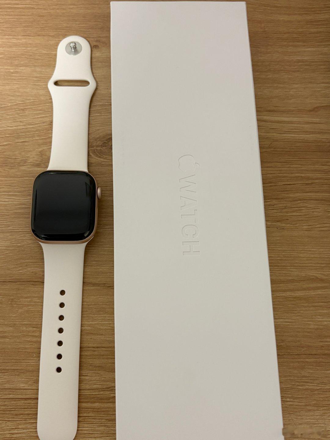 #七夕快乐# 七夕惊喜已签收🎁
来自队友的礼物，Apple Watch就位。
把日常的心跳、散步的时光，都好好记录下来。
日子平平淡淡，好在总有人记得仪式感。
#七夕礼物# ​