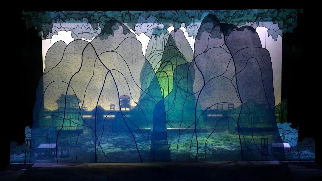 丰富绚丽的色彩在舞台上还能引起视觉的刺激