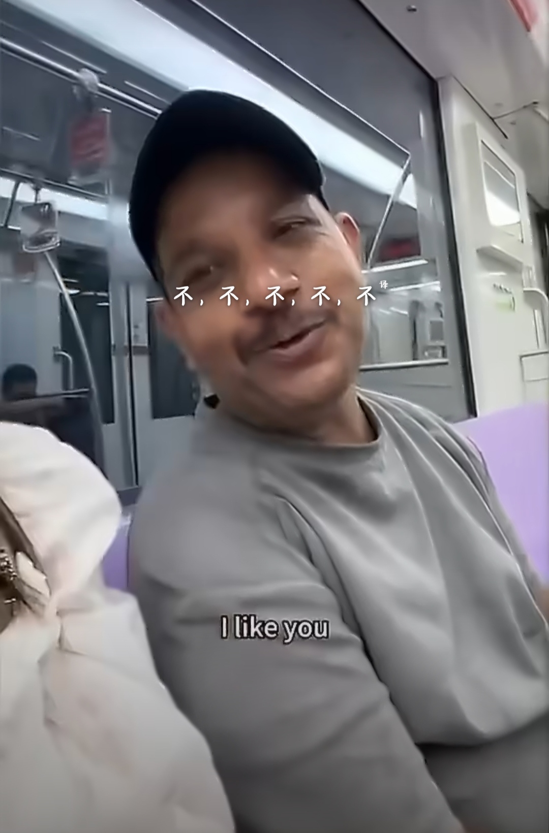 面对印度男子的轻浮言语，中国女子慌张回应“thank you very much”。

上海地铁上，一名印度男子对着身旁的中国女子进行言语骚扰，且说出的话很露骨：“I like you”,“are you sexy”。面对此等情况，女子慌张地回应道：“thank you very much”，等到地