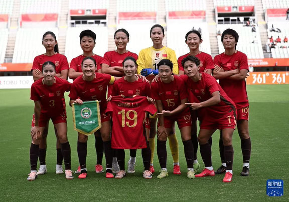 神迹落幕！15年全胜终结，中国女足全场碾压却哑火，0-0逼平越南暴露致命问题
北京时间9月25日，2026爱知·名古屋亚运会女足1/4决赛迎来焦点对决，中国女足迎战老对手越南女足。最终双方90分钟互交白卷，比分定格0-0，比赛被迫进入加时赛。
本场比赛创造中国女足对阵越南队史首次常规时间无法取胜的尴尬纪录。回顾两队交锋史，中国女足面对越南保持恐怖的15场全胜不败金身，累计轰入55球，仅被打入3球，是足坛最悬殊的碾压级交手记录。过往多次交手，女足常以大比分零封、轻取对手，优势肉眼可见。
但本场比赛局势彻底反转。全场数据呈现极致反差：中国女足手握绝对主动权，控球率高达67%，狂轰24脚射门、9脚射正，角球13-0完全压制；反观越南女足全线死守，全场仅2次射门、1次射正，几乎没有有效进攻机会。
压倒性场面、绝对的控球优势、海量射门机会，最终却无法收获一粒进球。极致得势不得分的背后，暴露了球队门前终结效率低迷、进攻最后一传欠缺、攻坚硬仗能力不足的核心问题。
曾经稳赢的碾压局，如今需要拼加时...