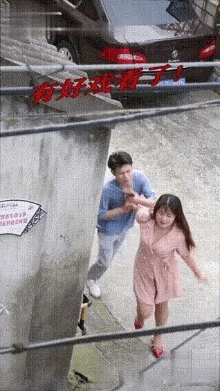 小伙偷拍撞见这一幕，当场看呆，恐怕要惹上麻烦！