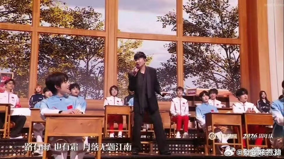 #林俊杰喊话一诺唱歌# 传说中的KPL百灵鸟终于上线！被JJ点名接麦，一诺大大方方开口，这份松弛感真的好圈粉[耶] #2026王者荣耀共创之夜# ​