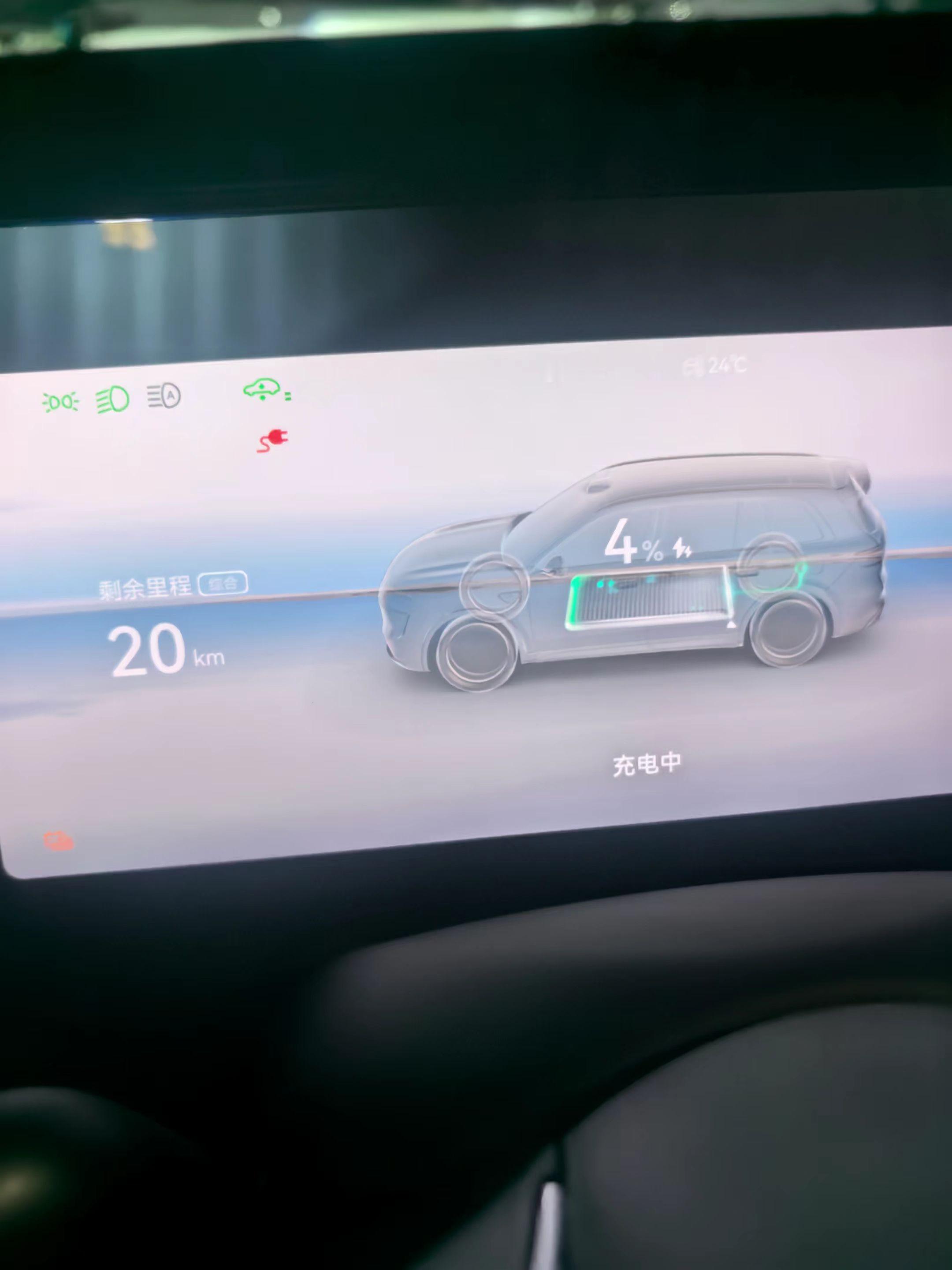 问界m8纯电四驱实测跑380公里，停车2天丢3度，剩4度。