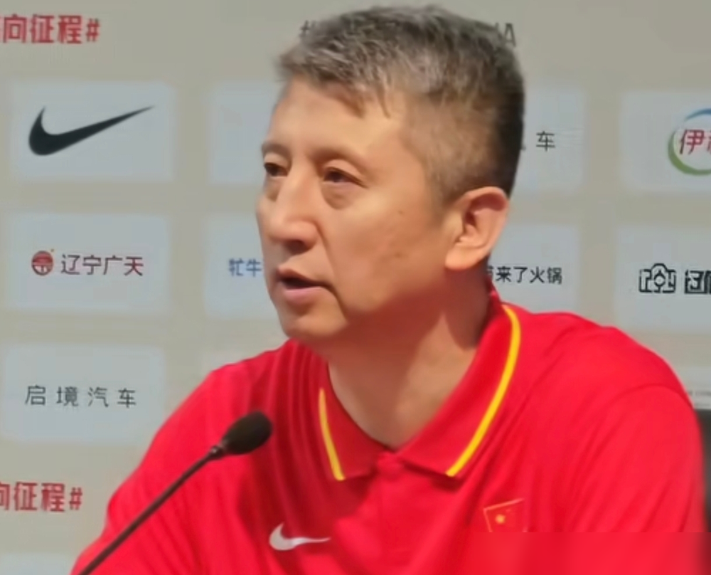 周琦说了句大实话，国家队练那么久，根本不是老郭一个人拍板，是上面定的三从一大。
从严、从难、从实战、大运动量，这八个字1964年就立下了，半个多世纪没变过。
可周琦腰上动过刀，脚上撕脱性骨折过，练狠了，比赛反而兴奋不起来。
最打脸的是，中国男篮热身赛输给了只合练5天的新西兰二线队。
人家练5