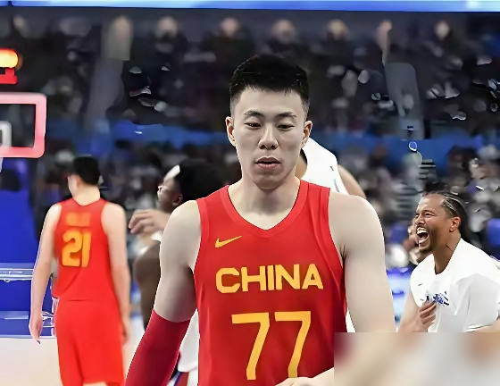 八村垒站对面，中国男篮居然找不出一个能单防的人。
张镇麟能缠，全场贴着不让你舒服接球，但偶尔不下腰，细节漏。曾凡博2米08，横移比八村还快，协防封盖是真有，可一上对抗就丢重心。王俊杰身体能对，横移差点意思。冯傲？国际赛对位样本基本为零。
说白了，四个人的活拼一块儿，才勉强凑出一个限制方案。教练组