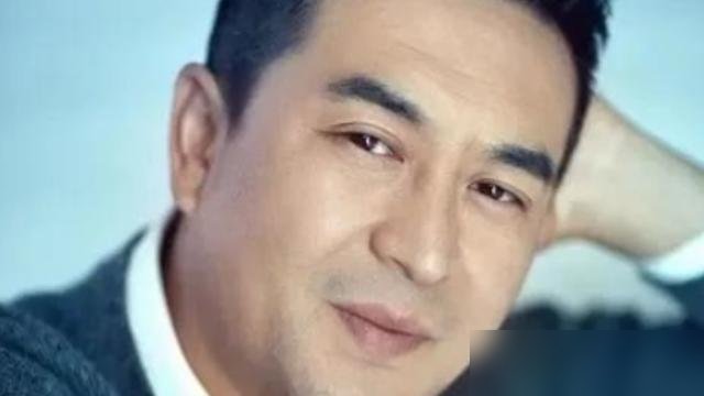 张嘉益被前妻骂“吃软饭”那年，全西安都等着看他笑话。他没吭声。《蜗居》一播，宋思明直接封神。如今56岁，张艺谋监制的《主角》上央视，他演个佝偻着背的秦腔艺人。戏外强直性脊柱炎疼得靠热敷硬扛，走路姿势都不用演。前阵子被传离婚，王海燕一句“没离婚，都很好”打脸谣言。转头又被拍到在西安看房，问面积问朝向，
