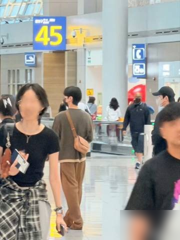 陈哲远在韩国街头被拍，一个人，拉着行李箱，蹲在服装店里翻白衬衫，身边一个助理都没有。
不是拍戏，不是通告，就是去进货的。他自己说过两回，想去韩国买衣服，这回真去了。汉南洞逛了一圈，素色基础款，白衬衫黑裤子，认真比对款式，跟普通男生扫货没区别。
路人说，帽子口罩都挡不住，头肩比太顶，气质干净。粉丝