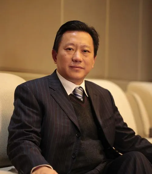 赣籍闯将深耕新能源，德兴杨龙忠书写创投实业双传奇
生于江西上饶德兴的杨龙忠，中南大学工科出身，放弃安稳工作南下深圳，作为比亚迪联合创始人征战实业，转型创投继续赋能硬科技创业，是赣商当中极具代表性的实业投资人。
主要成就:1994年和王传福共同创办比亚迪，主管市场营销，搭建全国销售网络，助力比亚迪从电