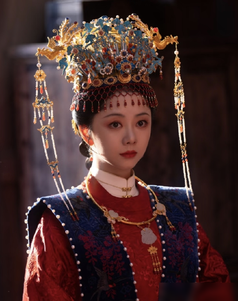 谭松韵新剧太狠了，开局就全家自尽，看得我头皮发麻。
新帝登基，清算旧臣，沈家一夜之间被判谋逆，满门抄斩，女眷全部没入教坊司。
为了保住最后的体面，老夫人带头，领着家里的媳妇、孙女们，一个接一个地自尽赴死，没有一丝犹豫。
更刚烈的是她妈，为了让女儿活下去，拿碎瓷片划破自己喉咙，用血染红女儿的衣服