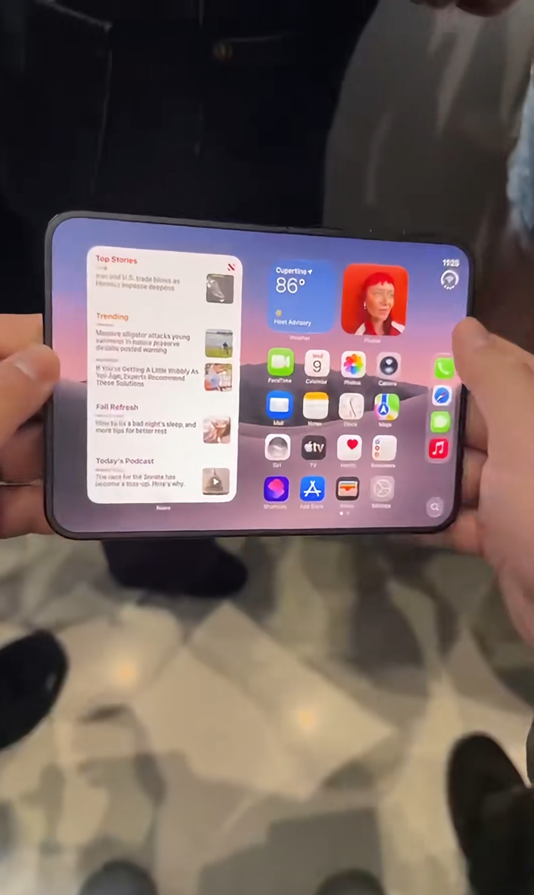 苹果的折叠机Iphone DUO果然不负众望。

不管硬件还是软件适配水平，都是折叠机里的Number one。

当然，两万左右的价格也劝退不少消费者。