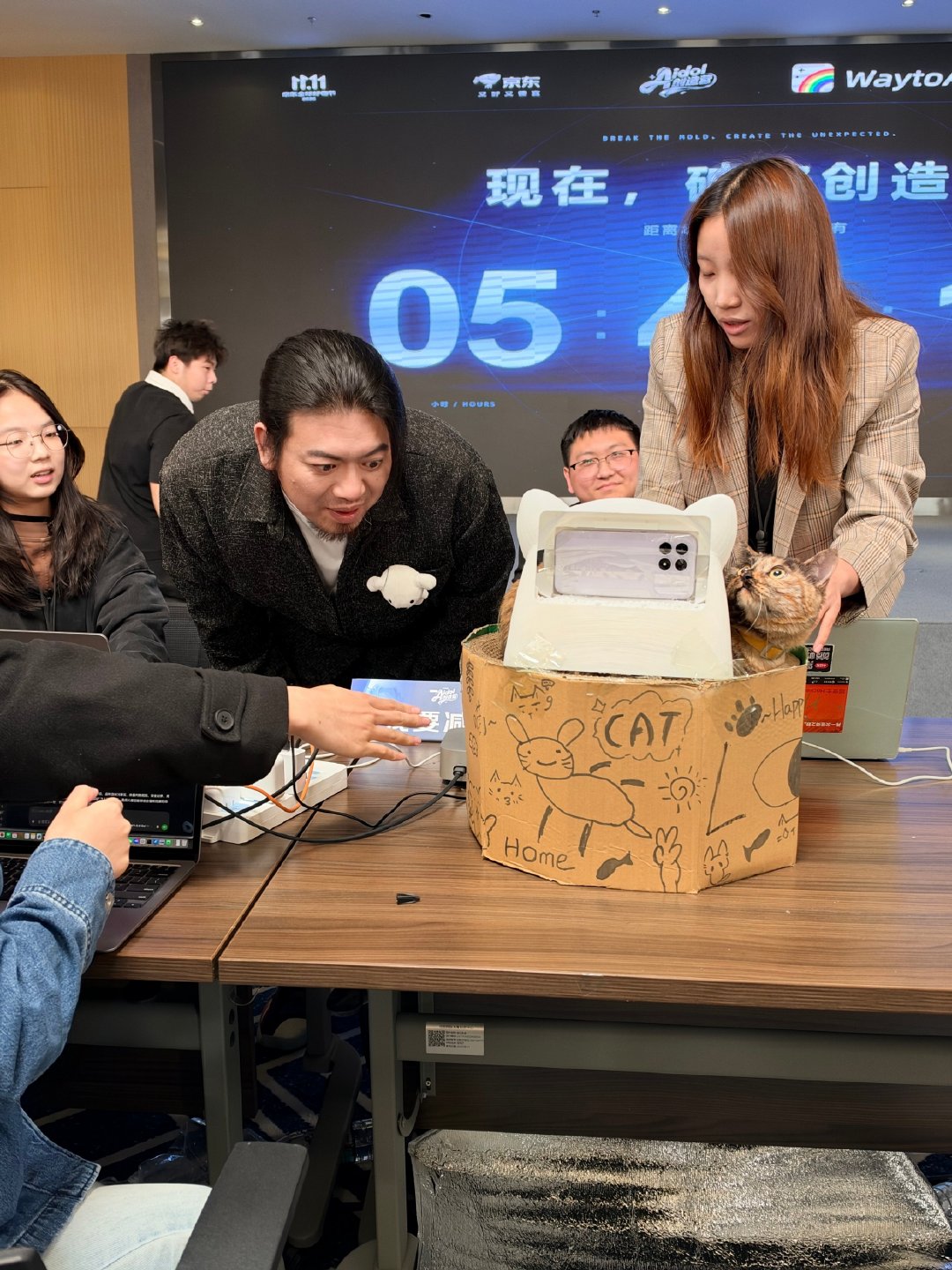#胡彦斌手工耿锐评AI# 这个嘉宾阵容也太有意思了，特别期待手工耿的视角，见过无数奇葩手工发明，看AI创意肯定一针见血！把奇思妙想化为AI作品！[园丁]手工耿、小狮日记化身脑洞打赏官现场体验。今日16点直播开启，胡彦斌会作为嘉宾参与直播哦！ ​