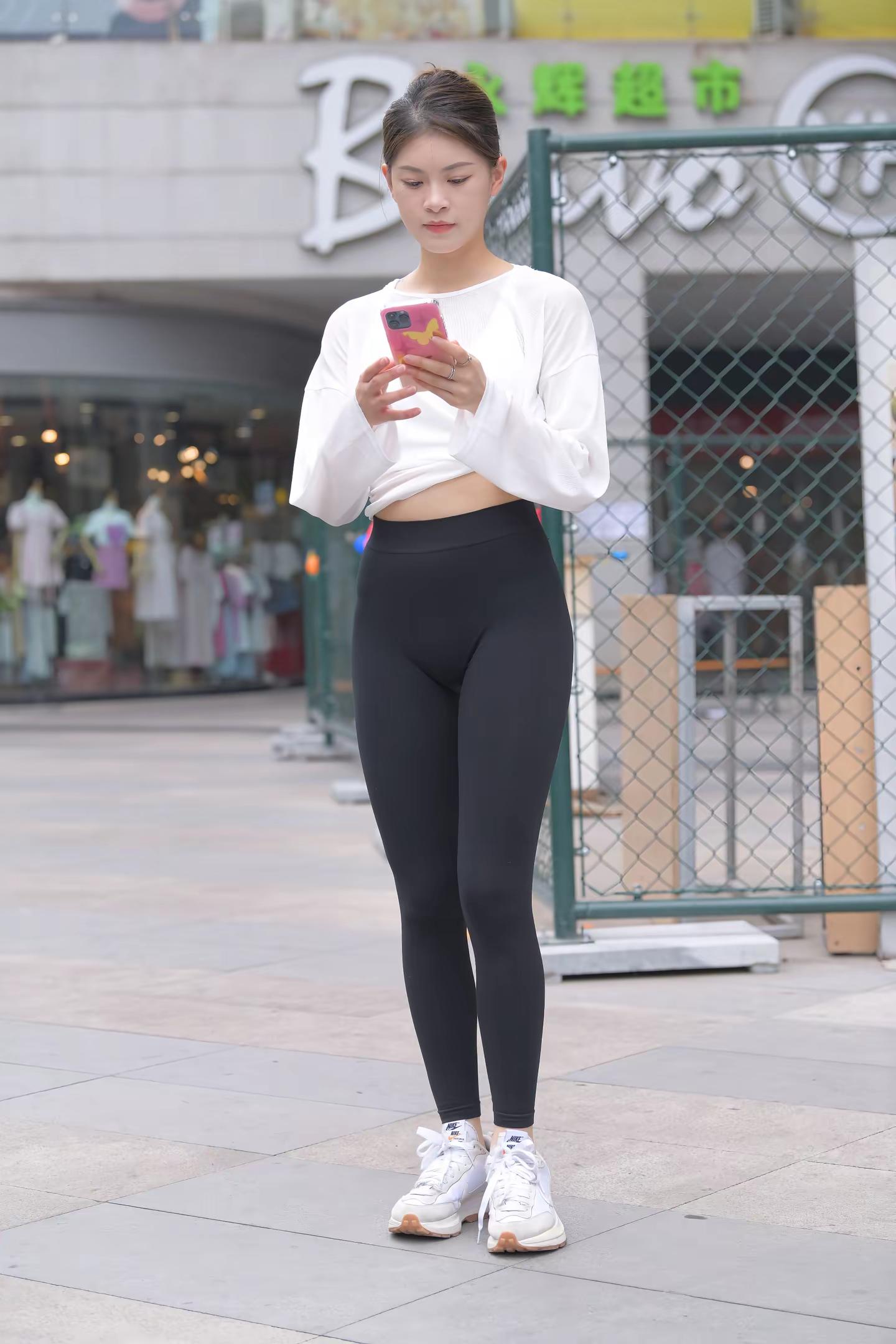 黑色紧身裤穿搭街拍。