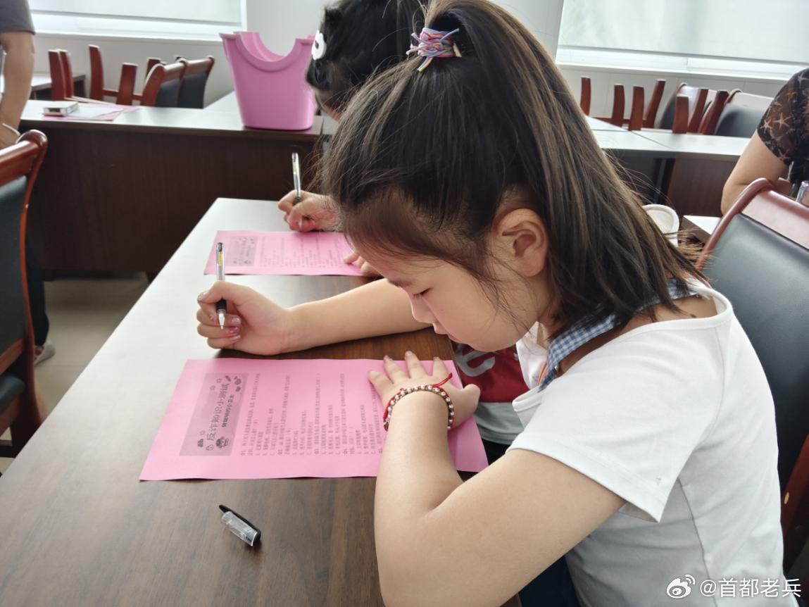#首都老兵在行动#为切实筑牢暑假期间辖区学生安全防护防线，防范溺水、交通、消防等各类安全事故，保障辖区学生假期人身安全，延庆区刘斌堡乡开展暑期安全宣传活动。活动中，“首都老兵”志愿者围绕防溺水、交通安全、居家消防安全、食品卫生、网络安全、心理健康、外出出行安全等重点内容开展安全教育 ​