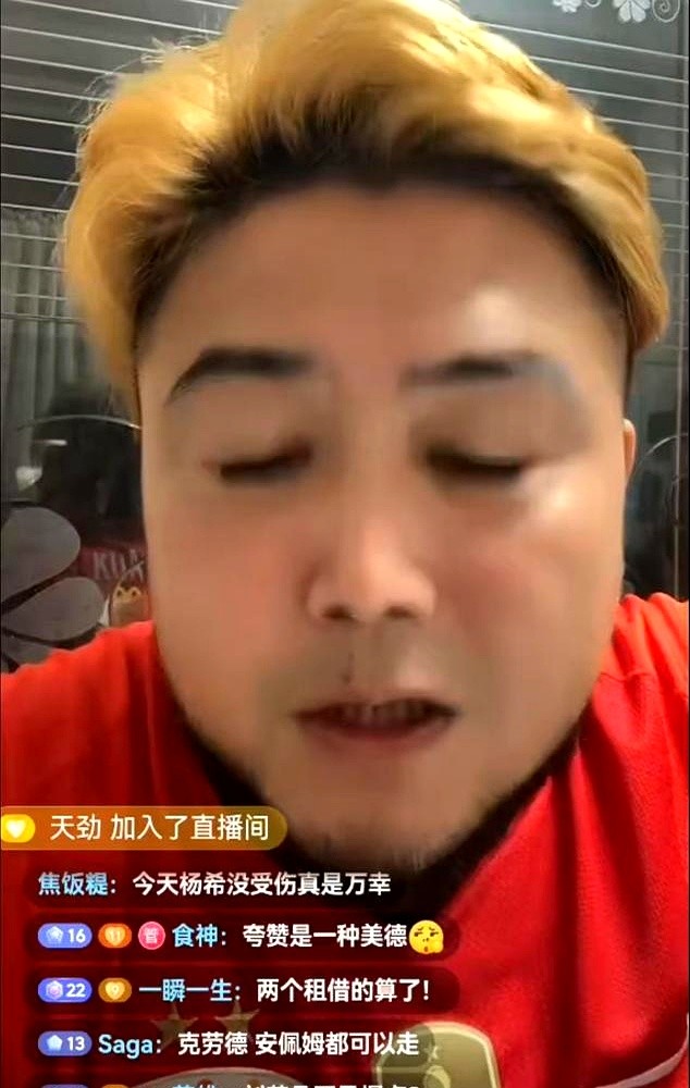 大半年只踢了6场进1球，大部分时间都在养伤。

上海海港这次租借的外援克劳德，表现确实没达到预期。脚踝韧带的伤，让他成了赛场上的“隐形人”。

另一个外援安佩姆也挺让人头疼。一共出场4次，拿了1个助攻。结果还在场上报复对手，直接吃红牌被罚下。

看着国内球员在场上拼尽全力，球队积分榜却滑到了第八。这