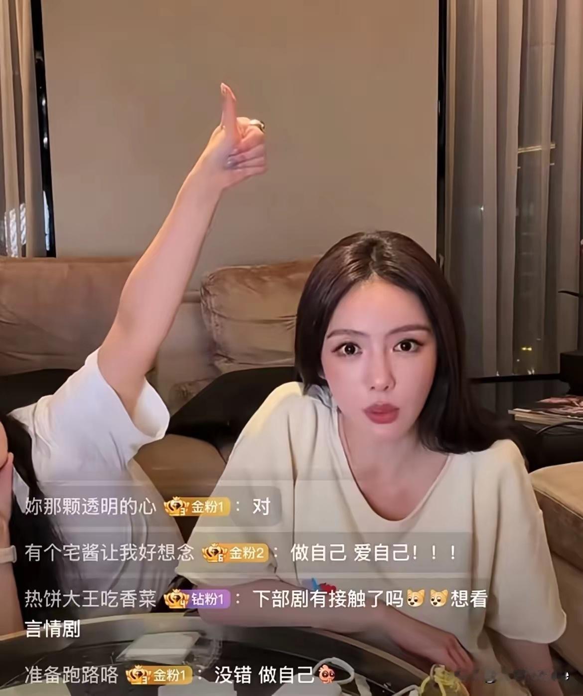 10月13日，蔡文静不让粉丝云包场
这做法确实讨好了粉丝，但让平台跟同行处境尴尬，凭借一场直播醉酒成功开辟直播带货新事业后，转头就不顾平台跟同行演员们的死活，开辟演员自费云包场道路……
你可以做好人好事，但不能断别人的财路跟后路，有了蔡文静做例子，以后哪个演员好意思让粉丝云包场给自己撑 ​