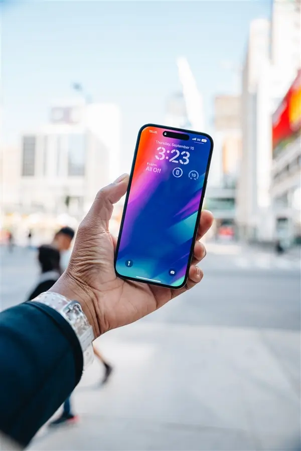 黄牛直言iPhone 18 Pro没人要，首发市场出现明显分化，Pro Max依旧有加价空间，普通Pro已经出现破发。
 
线下直营店门口，依旧有不少取机的人，黄牛守在路边收机器，遇到Pro Max，报价还算爽快，热门的勃艮第酒红色，回收可以加几百块。同样是刚拆封的新机，换到小尺寸Pro，大部分黄牛