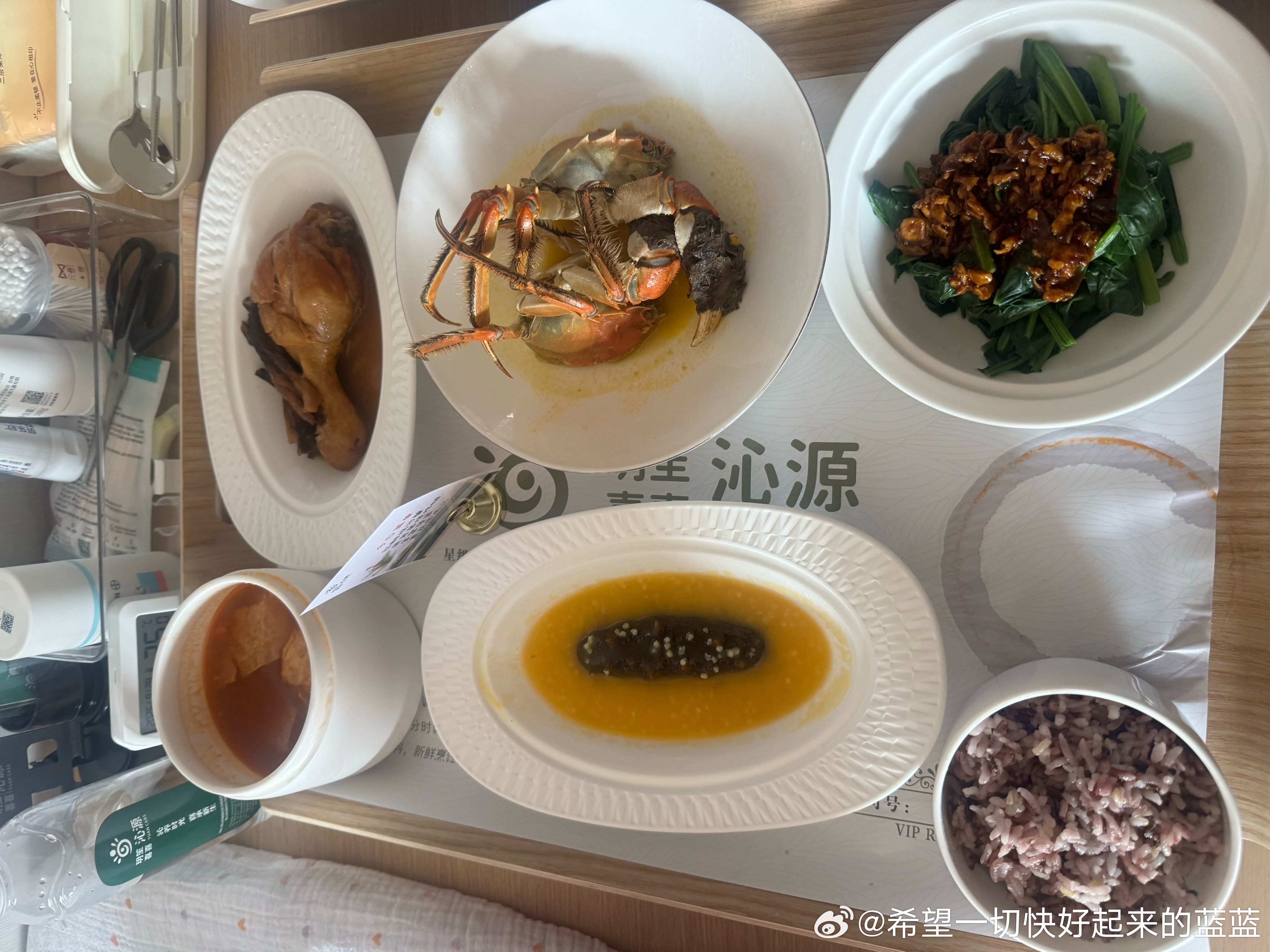我的体重自从迅速掉到122（之前112后 就一动不动了 月子中心的饭也不管用了 散步也是p用没有  这个应该就是我目前的最终体重了无所谓了 能运动了再说吧 我有信心运动俩月就回到112运动就是这么好滴东西 家人们 运动瘦下来 正常饮食 很难再变很胖即使在我迷恋肥姨妈时候 也就是吃完第二天118 一天后就回到114 再沙拉两天又回112了大家都运动起来