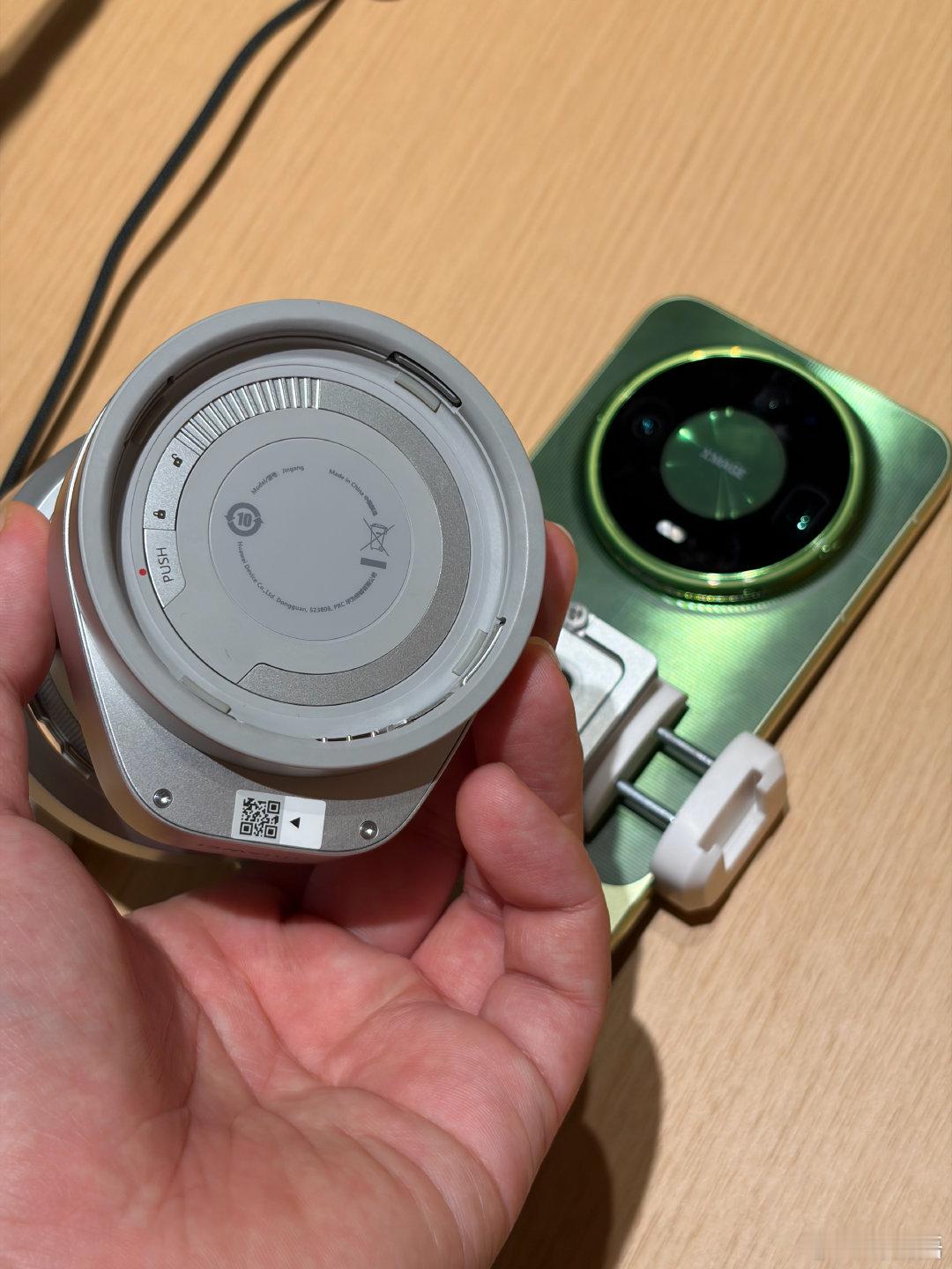 9月终于忙完了，下班以后来商场吃饭，吃完饭来华为店里想看看Mate90，几个小发现:

1.恒隆商场22:00关门，21:30的时候摸新手机还需要排队，号召力还是太吓人了。
2.问了店员，来盲定的主要是非凡大师和Mate90ProMax典藏版，越贵的订的人越多，标准版反而订的比较少。
3.黑色很好看也很耐看，比预想要好 ​