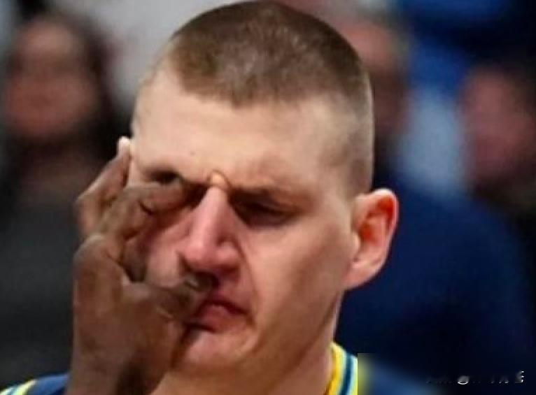 8投1中！卫冕冠军的核心，被戈贝尔一个人防成了业余球员。 你别以为这...