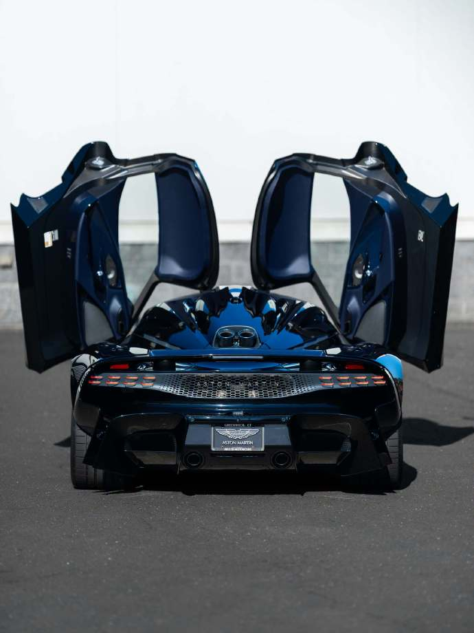 Aston Martin Valhalla虽然是Hypercar，但是也很优雅。