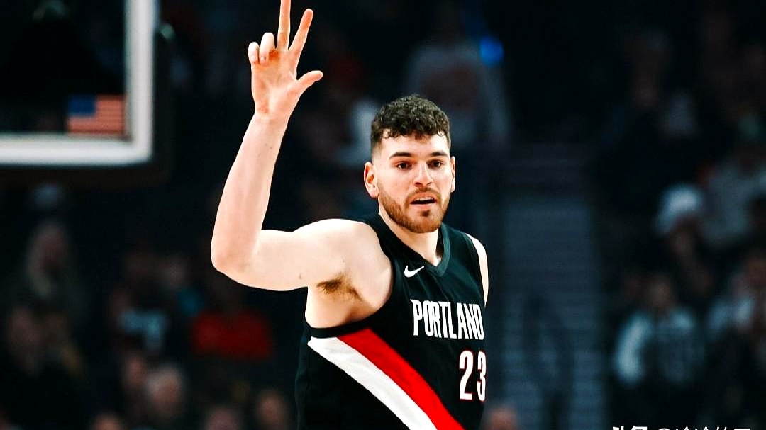 这是投篮成瘾还是走错了位置？ 克林根常规赛靠新开的三分被抬到两千五百万...