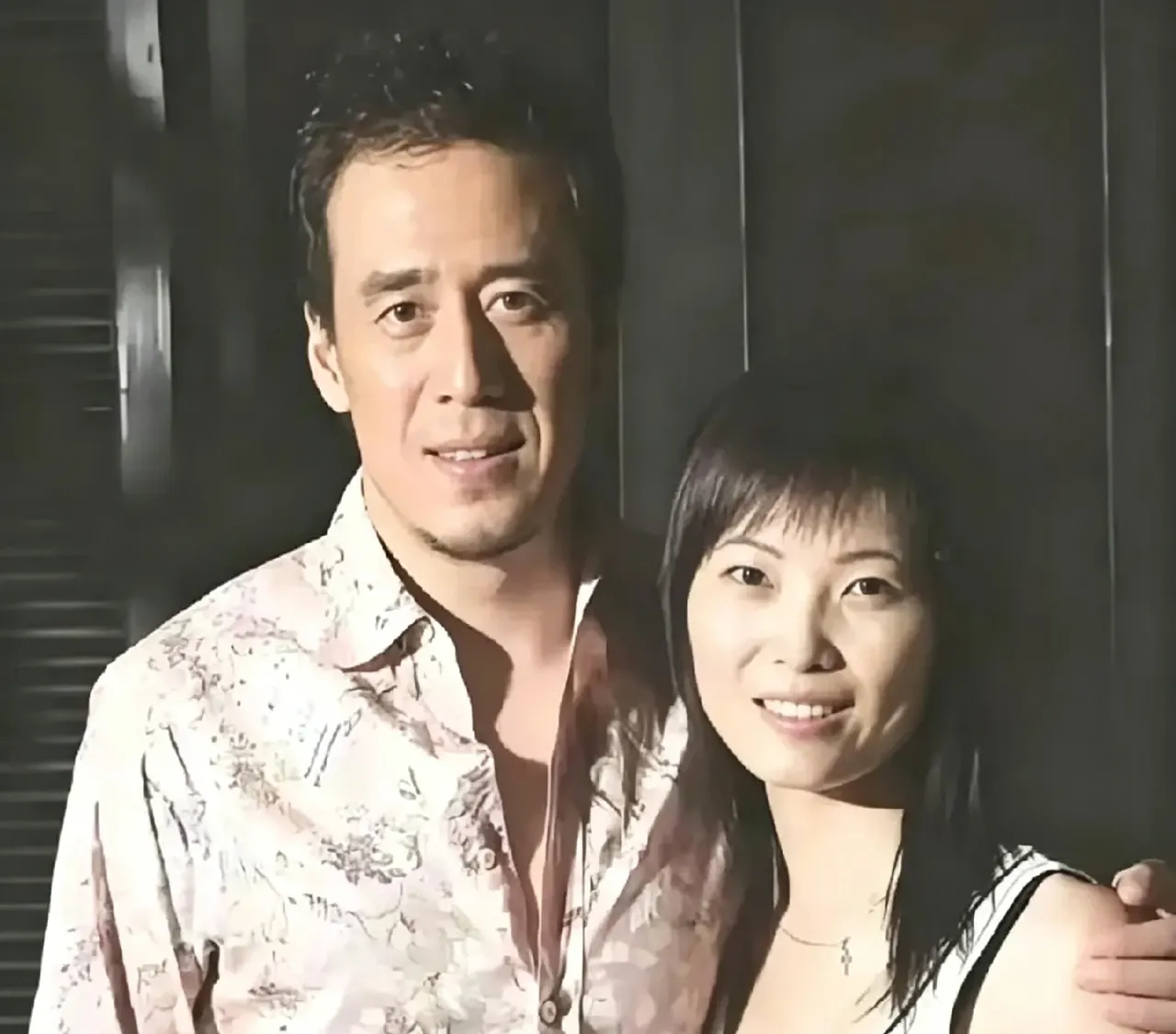 杨坤北漂最惨那几年，全靠舞蹈演员女友白雪养着，整整陪了他三年。可最后两人还是散了。现在再听《无所谓》，每句词都透着心酸。低谷时有人陪你熬，成名后却走不到最后，这大概就是感情里最遗憾的事吧。你觉得共患难的感情为什么难走到头？评论区聊聊，觉得有共鸣的点个关注转发～