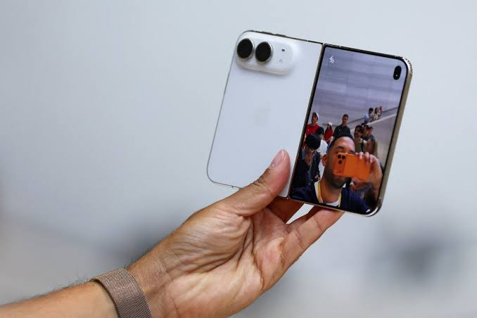 苹果终于掏出折叠屏iPhone Duo了，但如果你只盯着那块几乎看不见折痕的内屏看，多少有点辜负库克接班人特努斯的野心。
这台起步价一万六的机器，表面上是苹果在硬件形态上的“补课”，实际上是对整个折叠屏生态的直接掀桌。
安卓厂商卷了好几年铰链和厚度，苹果上来直接抄底：屏下摄像头安排上，折痕用十层屏幕