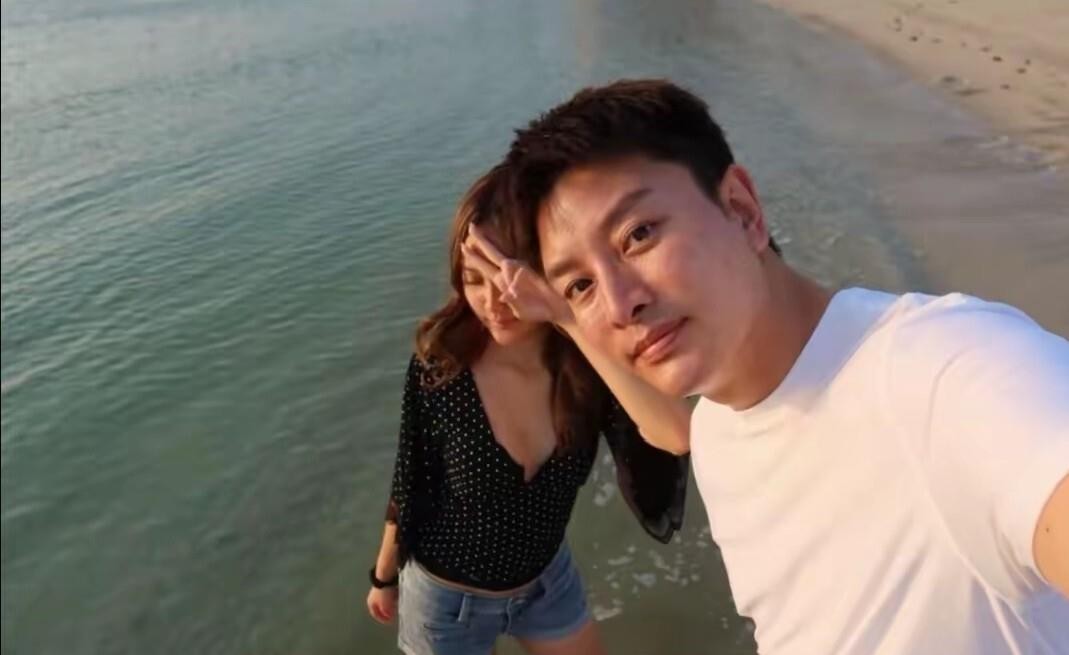 贾乃亮国庆晒出和甜馨在迪拜水族馆、哈利法塔的随拍，车内比耶、吃糖把舌头染蓝、凑头搞怪自拍，父女俩松弛得像老友。有人跳出来说：都13岁大姑娘了，穿得清爽跟爸爸出门“太尴尬”。可照片里甜馨长发披肩、穿搭休闲，贾乃亮大多拍她侧影背影，正脸都舍不得多晒——这是当爸的在给青春期女儿留边界。从小在《爸爸回来了》