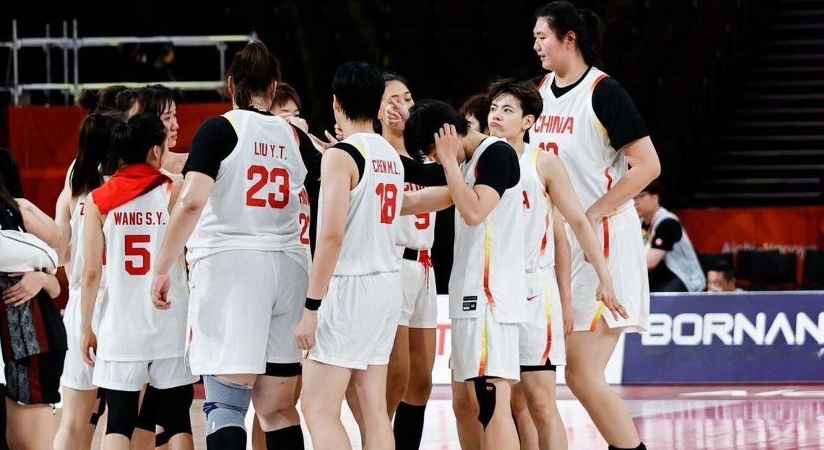 中国女篮80:85输给韩国，无缘决赛。说实话，看完心里挺不是滋味的。
这场球，罗欣棫开局连拿4分，攻防都在线，张子宇22分7篮板，没她撑着早就花了。杨舒予带伤打，15分7篮板，真拼了。
但问题也摆在那儿。陈明伶多次上篮不进，唐子婷错位打矮个却往外飘，贾赛琪和张曼曼加起来只拿1分，王思雨关键时刻的违体