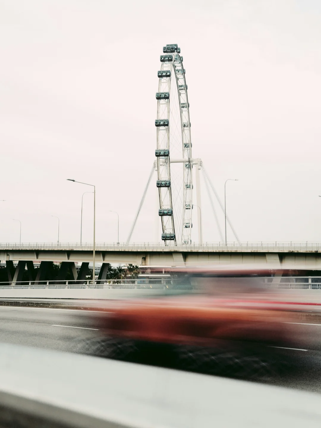 有人会get这种电影感并拍过类似的(长曝光)